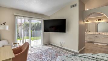 3 bedrooms, desk, iron/ironing board, internet