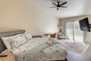 3 bedrooms, desk, iron/ironing board, internet - Spring Valley Lake Home w/ Desk & Fenced Yard (Victorville)