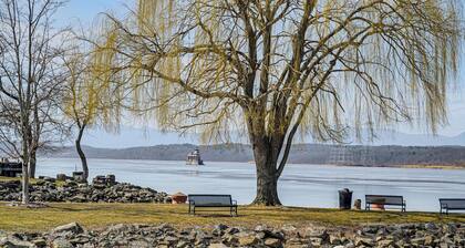 Walkable Stay Near Hudson River, Dining & Shopping