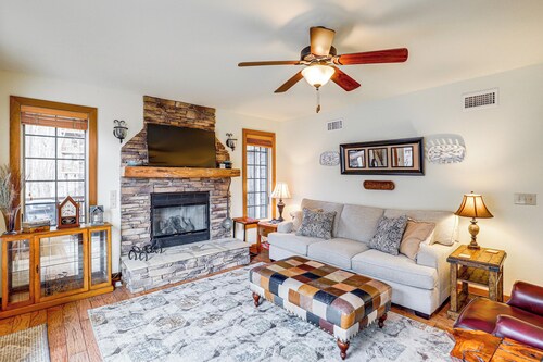 Forest-View Balcony & Trail Access! Burnsville Gem