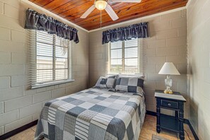 Room - Lake View, Pool Access! Pet-Friendly Hernando Stay (Hernando)