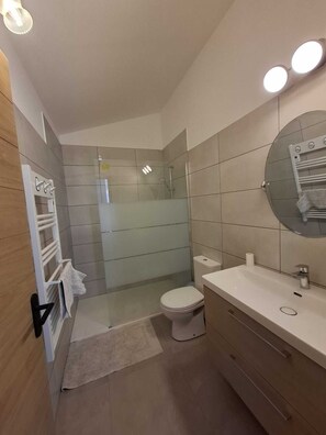 Doccia, asciugacapelli, asciugamani, sapone