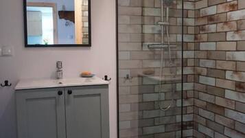 Basic House, Park View | Bathroom | Towels, soap, toilet paper