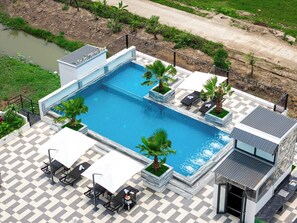 Kolam renang outdoor, dengan payung kolam renang dan kursi berjemur