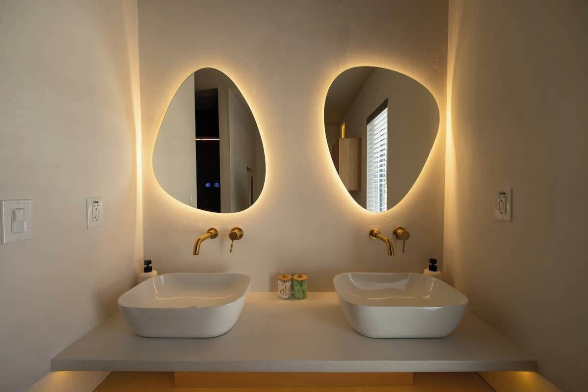 Ducha, secador de pelo y champú