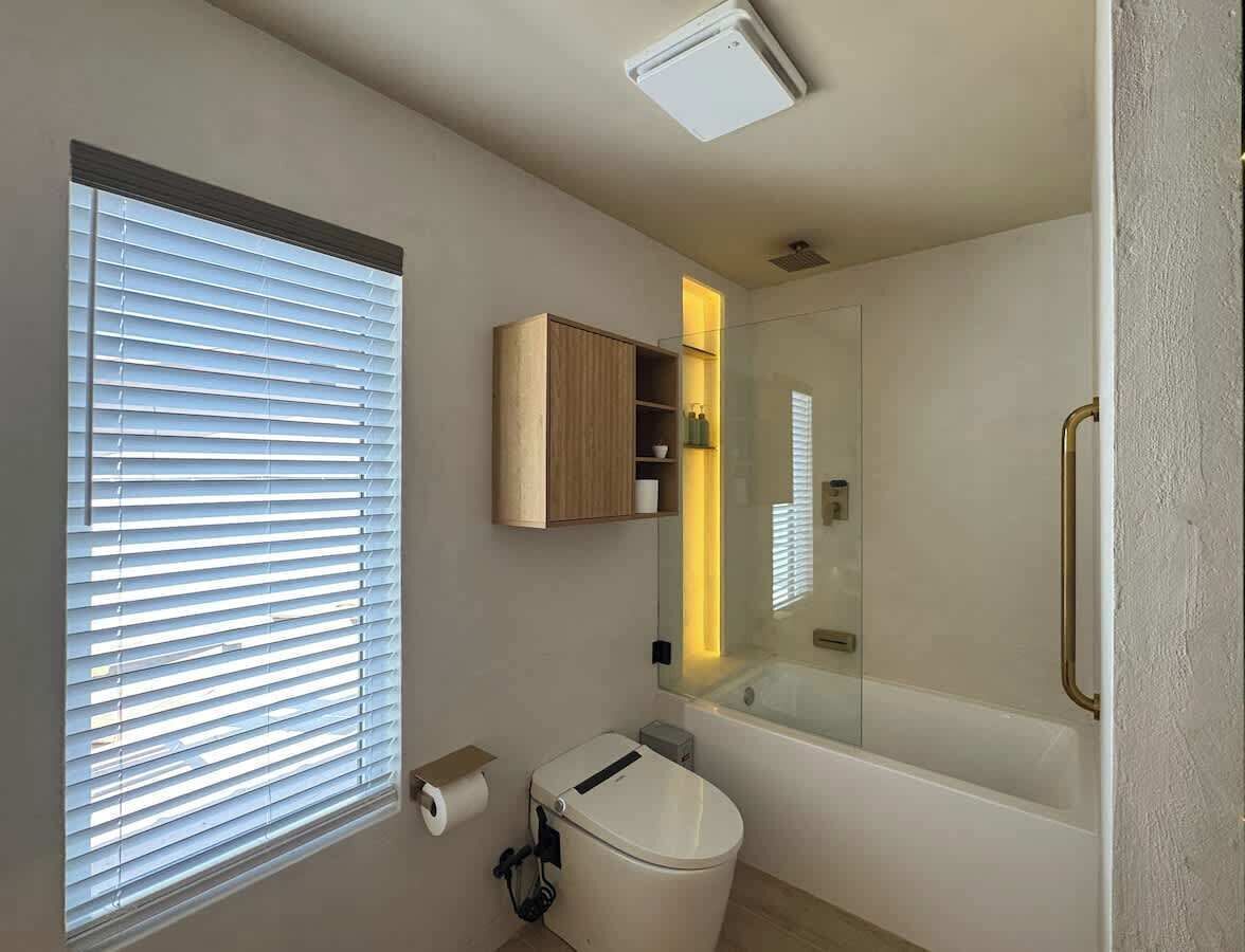 A bathroom with a toilet, bidet, and a bathtub.
