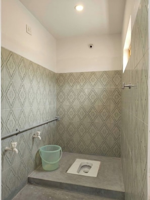 Douche, serviettes fournies, savon, papier toilette