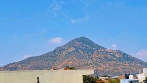 Ein Berg unter einem klaren Himmel.
