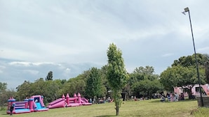 Een park met opblaasbare speelattracties en picknickplaatsen.