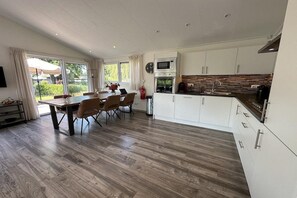 Fridge, microwave, oven, stovetop - Chalet in Biddinghuizen, pool facilities (Biddinghuizen)