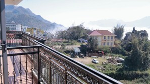 家庭三人房, 露台, 山景 | 住宿地面