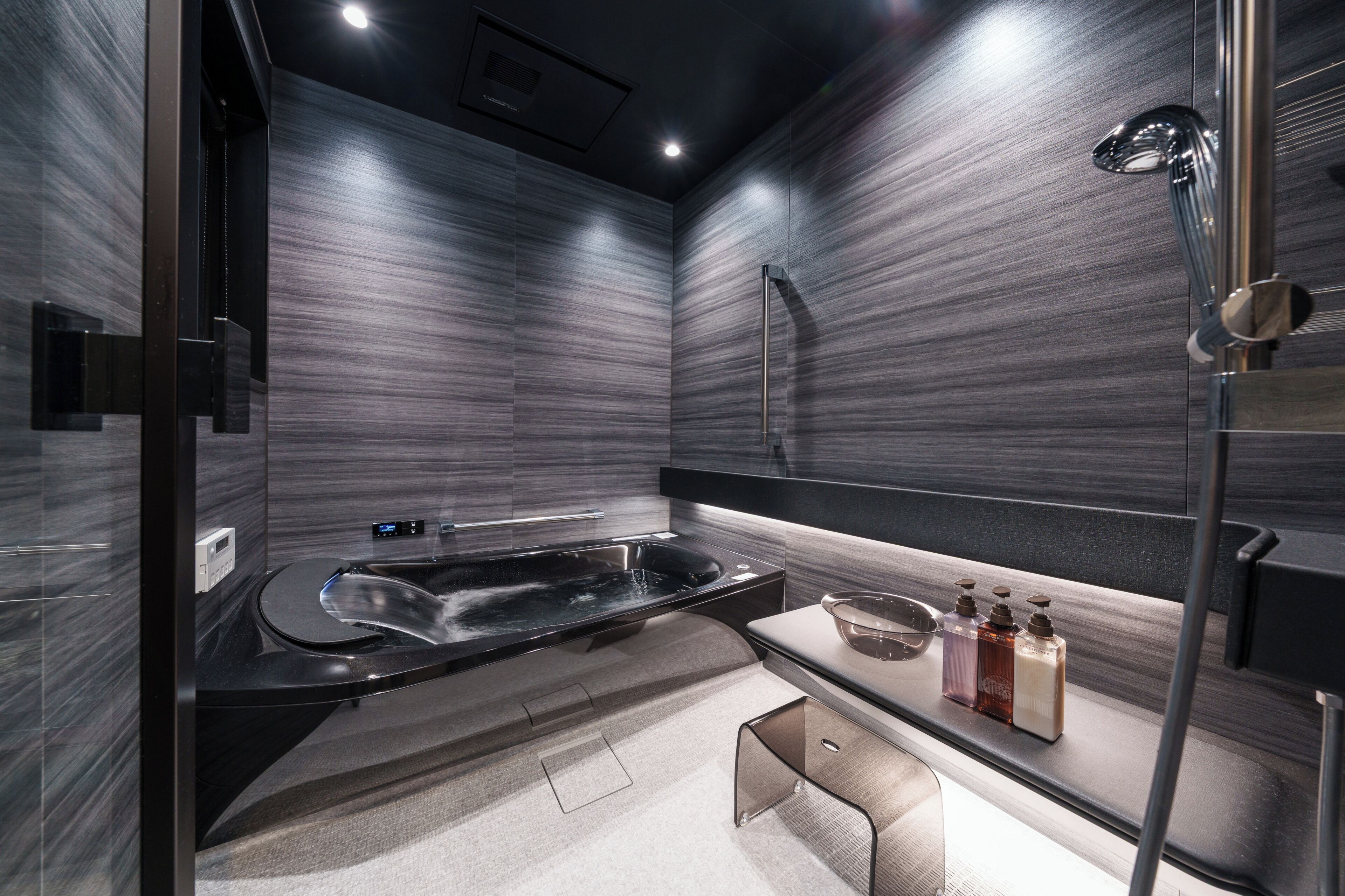 Suite | Bathroom | Combined shower/tub, deep soaking tub, hair dryer, slippers