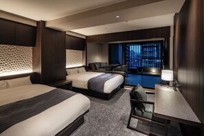 Twin kamer | Een kluis op de kamer, individueel gedecoreerd, een bureau