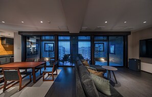 Phòng Suite | Két bảo mật tại phòng, trang trí khác biệt, bàn 
