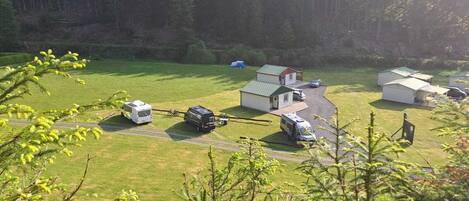 Un terrain de camping équipé de mobil-homes, d’un hélicoptère et de petits chalets.