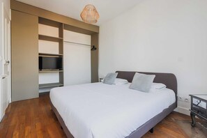 4 habitaciones, escritorio, tabla de planchar con plancha y internet 