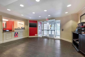 Lobby - 1 Queen Bed | Non-Smoking, Kitchen, Sofa-Bed (Baltimore MD)