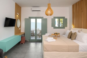Comfort Suite, Sea View | Iron/ironing board, free WiFi