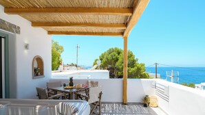 Une terrasse sur le toit avec un jacuzzi, un espace repas et une vue sur la mer.