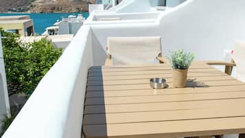 Suite Deluxe, vistas al mar | Restaurante al aire libre