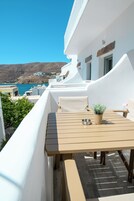 Deluxe Suite, Sea View | Outdoor dining