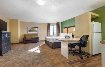 1 King Bed | Non-Smoking, Kitchen, Shower