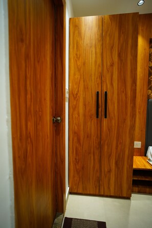 Deluxe Room, Balcony, City View | Interior - jrf hotel (kolkata)