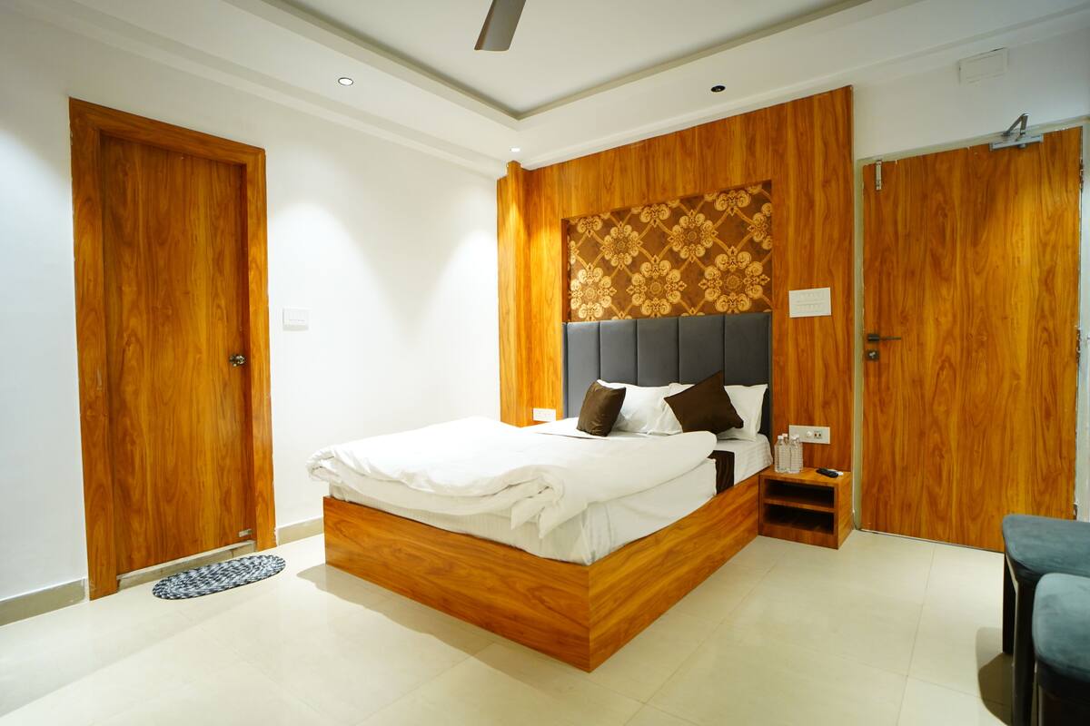 Une chambre à coucher moderne avec un lit en bois, une table de chevet et une armoire.