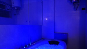 Un bagno con una vasca, una doccia e un water.