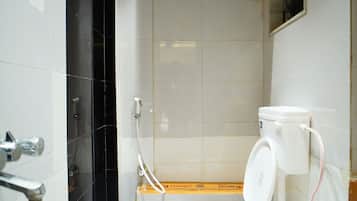 Deluxe kamer, balkon, uitzicht op stad | Badkamer | Pantoffels, zeep, shampoo, toiletpapier