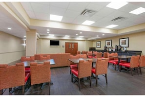 Dining - 1 QUEEN BED | SUITE, NSMK, KITCHEN (Findlay OH)