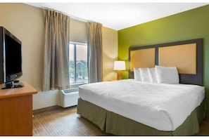 Room - 1 QUEEN BED | SUITE, NSMK, KITCHEN (Findlay OH)