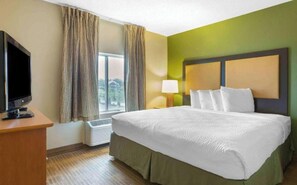 Room - 1 QUEEN BED | SUITE, NSMK, KITCHEN (Findlay OH)