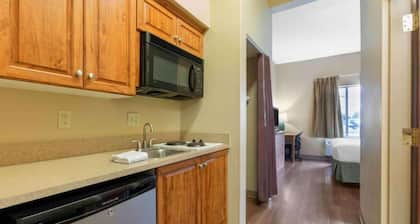1 QUEEN BED | SUITE, NSMK, KITCHEN