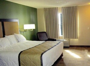 Room - 1 King Bed | Non-Smoking, Kitchen (Findlay OH)