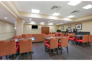 Dining - 1 King Bed | Non-Smoking, Kitchen (Findlay OH)