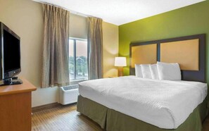 Room - 1 King Bed | Non-Smoking, Kitchen (Findlay OH)