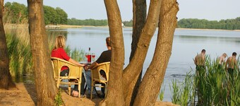 Moderner Bungalow im Ferienpark mit Seezugang