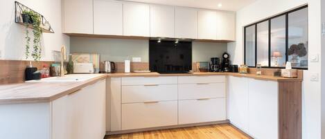 Coffee/tea maker, fridge, microwave, oven