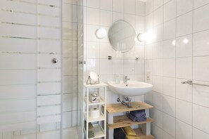 Shower, hair dryer, towels - Apartment "Kornblume" with Private Terrace and Wi-Fi (Bodman-Ludwigshafen)