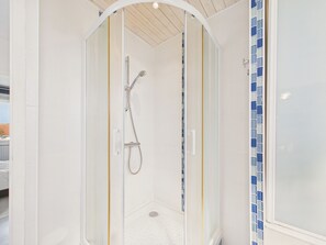 Shower, hair dryer - Family house for 6, BBQ & garden (Les Sables-d´Olonne)