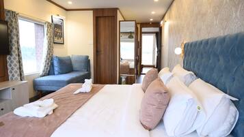 Luxury Room | Free WiFi, bed sheets