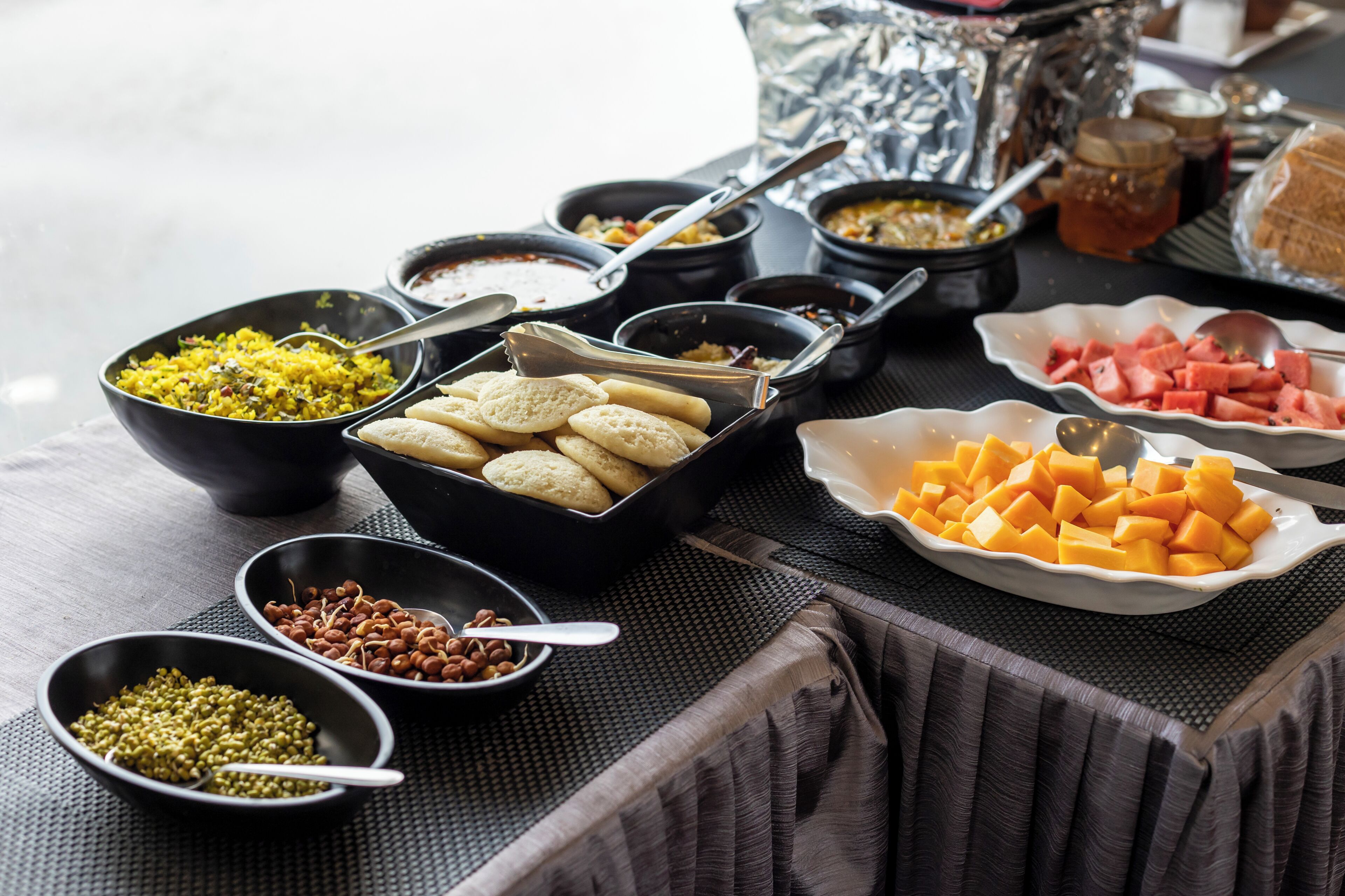Ein reichhaltiges Buffet mit verschiedenen Speisen und Geschirr.