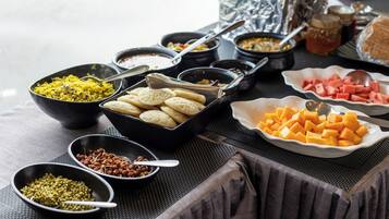 Ein reichhaltiges Buffet mit verschiedenen Speisen und Geschirr.