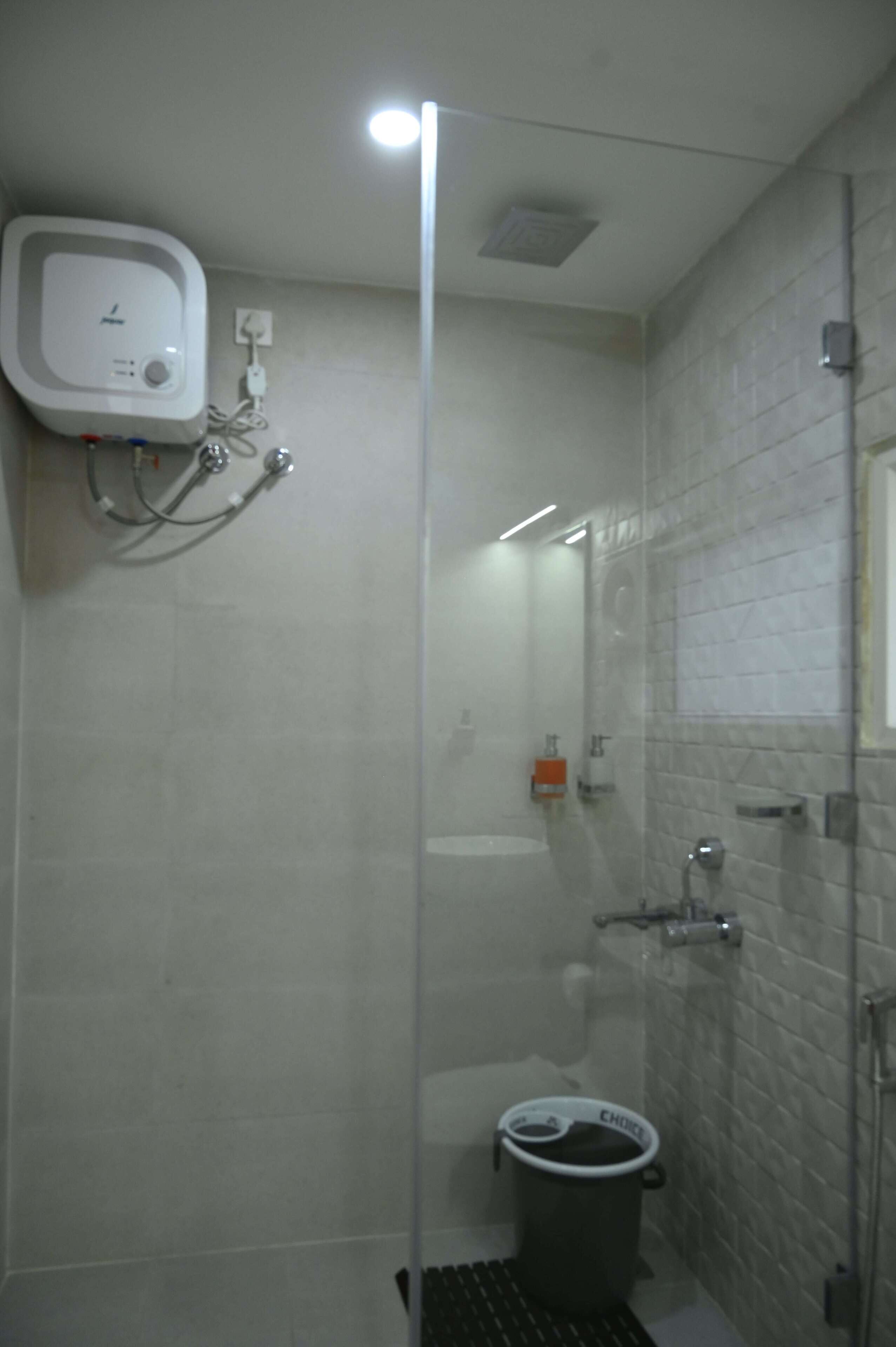 Un baño con inodoro, lavabo, ducha y secamanos.