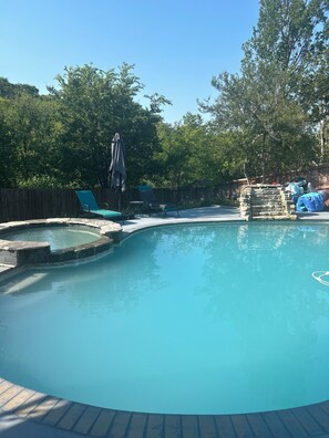 Pool - Charming 3-bedroom house with AC in Dallas perfect for relaxing (Dallas)