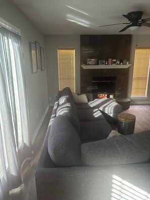 Living area - Charming 3-bedroom house with AC in Dallas perfect for relaxing (Dallas)