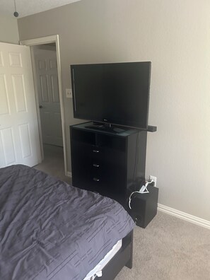 Tabla de planchar con plancha, wifi y ropa de cama 
