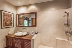 Shower, hair dryer, towels, soap - Tropical 4-bedroom villa with private pool in Krong Siem Reap (Krong Siem Reap)