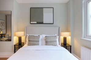 Desk, WiFi, bed sheets - The Tufnell Threshold (London)